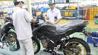 Sementara itu di tipe yang sama warna Raptor Black dilakukan penambahan fuel tank stripe berwarna merah dan kini rim wheel berwarna hitam. Penyegaran grafis semakin menguatkan tampilan sporti di pilihan warna STD Macho Black dan Wild Black melalui stripe yang menampilkan grafis tulisan CB150R.