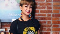 Aktris berusia 37 tahun itu membuat gayanya terkesan kasual namun elegan. Pool/Ismail/detikFoto.