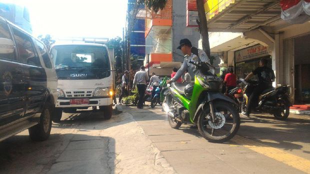 Pelanggaran di trotoar ditertibkan termasuk, parkir liar dan PKL.