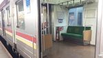 Foto: Meski Empuk, Bangku KRL Ini Bukan untuk Selonjoran