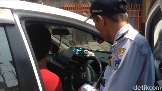 Menolak Diderek Petugas, Pengendara di Rawamangun Coba Kabur