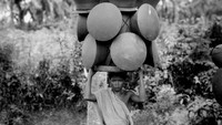 Bangsa yang besar adalah bangsa yang tidak melupakan sejarahnya. Dalam foto terlihat seorang wanita tengah mengangkat sejumlah pot yang terbuat dari tanah liat untuk dijual ke pasar. Foto tersebut diambil sekitar tahun 1955. Three Lions/Getty Images.