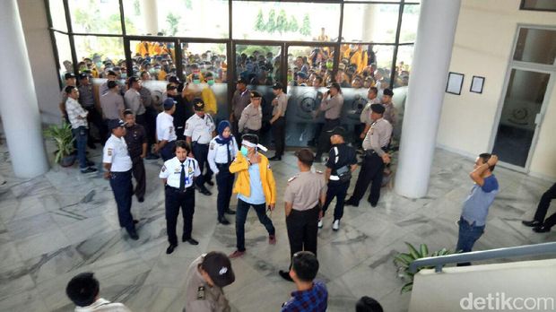 Demo Mahasiswa di Universitas Sriwijaya Ricuh