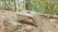 Pasir Lulumpang adalah situs sejarah yang misterius dan hidden gem di Garut untuk petualang sejati karena aksesnya yang menantang. Letaknya hanya 8 km dari Candi Cangkuang lewat Jalan Pasopati atau Pasar Leles (Fitraya/detikTravel)
