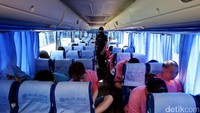 Para pelaku dibawa ke bandara dengan pengawalan ketat petugas kepolisian.