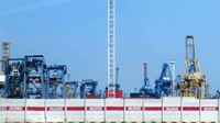 Crane yang terpasang di terminal JICT juga berhenti beroperasi.