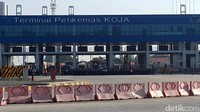 Suasana terminal peti kemas tampak sepi.
