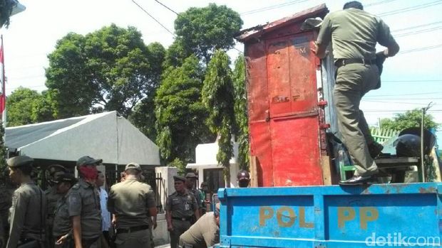 Lapak-lapak di atas trotoar itu dibawa ke truk Satpol PP.