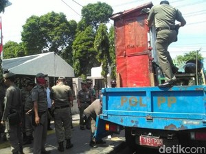 Lapak PKL di Trotoar Rawamangun Ditertibkan, 1 Mobil Diderek