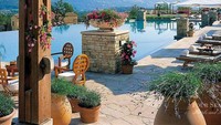 Resrotan Faventia di Terre Blanche, Tourrettes, Perancis ini dipenuhi dengan bunga lavender. Mereka memiliki menu dengan hidangan blu lobster dengan asparagus hangat dan ravioli dengan Grenoble.  (Foto: Food and Wine)