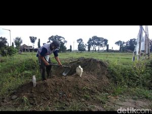 Petani di Blitar Protes Pembangunan Sekolah dengan Membuat Makam