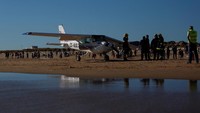 Penampakan sebuah pesawat kecil usai mendarat darurat di Pantai Sao Joao, Costa da Caparica, Lisbon, Portugal, Rabu (2/8/2017). REUTERS/Pedro Nunes.