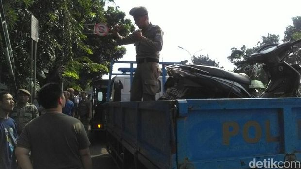 Parkir di Trotoar, 20 Kendaraan di Pasar Minggu Dicabut Pentilnya
