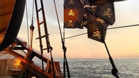 Selepas dari Bali, Pavel Durov langsung tancap gas berlayar selama seminggu menggunakan kapal yang dia sebut sebagai kapal perompak karena berbendera tengkorak berwarna hitam. Durov berlayar menuju ke Raja Ampat (Instagram/Pavel Durov)