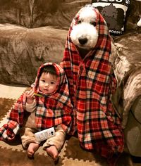 Gemes Banget! Bayi dan Anjing Ini Sering Pakai Baju Kembar 