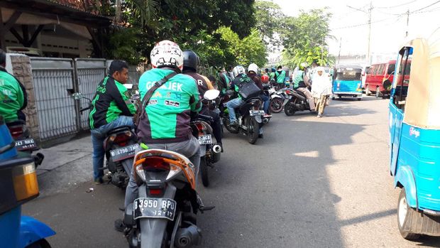 Ojek Online Masih Ngetem di Trotoar Stasiun Tanah Abang