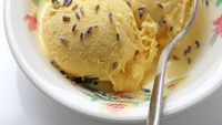 Suka aroma lavender? Berarti Anda harus cicip es krim lavender ini. Aromanya khas dengan tambahan madu yang manis.