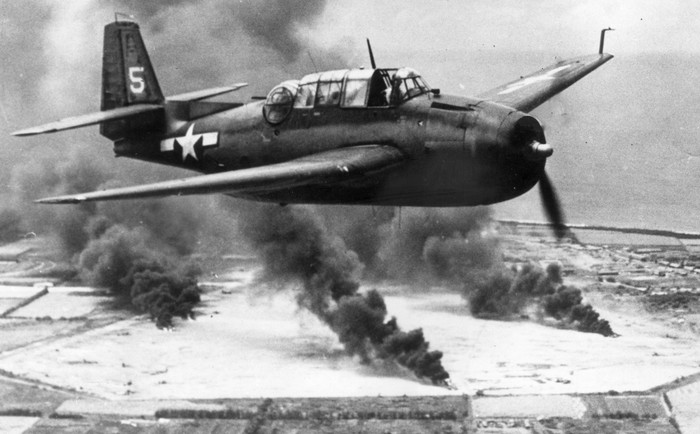 Perang Dunia II yang berlangsung pada tahun 1939-1945, mengakibatkan meninggalnya 20 juta orang tentara dan lebih dari 40 juta jiwa warga sipil. PD II dimulai dengan invasi Jerman ke Polandia; Britania dan Perancis.