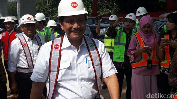 Luhut Panjaitan Blusukan di Proyek LRT Jabodbek