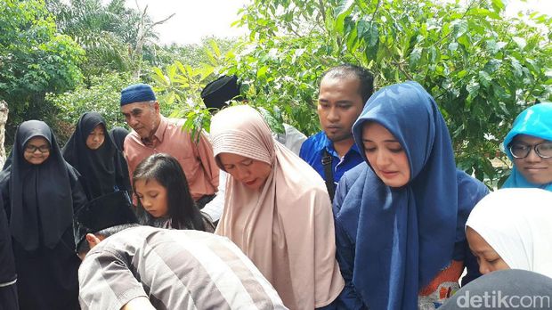 Isak Tangis Warnai Pemakaman dr Ryan Thamrin 'DR OZ' di Pekanbaru