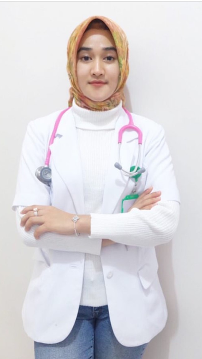 Afridha Maheza masuk sebagai deretan dokter cantik berhijab Indonesia. Dalam kesehariannya, Afridha selalu tampak stylish. (Instagram/@afridhamahezaa).