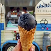 Uniknya! Burger Manis dengan Isian Es Krim Serba Hitam