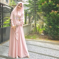 Salah satu dokter berhijab yang populer di Instagram adalah dr. Marlina. Dokter kecantikan di RS Satria Medika Bekasi Timur itu selalu berpenampilan menarik dengan warna-warni gaya hijab yang berbeda. (Instagram/@dr.marlina_estetika)