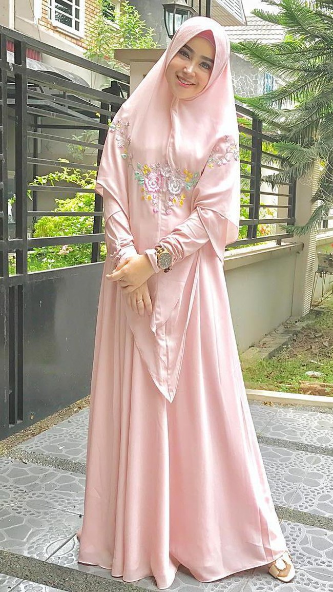 Salah satu dokter berhijab yang populer di Instagram adalah dr. Marlina. Dokter kecantikan di RS Satria Medika Bekasi Timur itu selalu berpenampilan menarik dengan warna-warni gaya hijab yang berbeda. (Instagram/@dr.marlina_estetika)