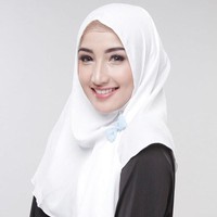 Nadia Alaydrus juga termasuk salah satu wanita lulusan kedokteran. Dokter berhijab cantik asal Yogayakarta ini beberapakali suka dipercaya sebagai model hijab karena paras manisnya. (Instagram/@nadialaydrus)
