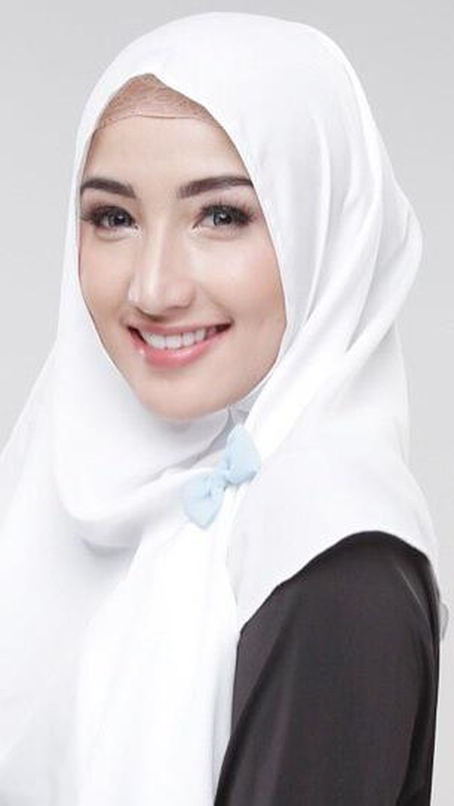 Nadia Alaydrus juga termasuk salah satu wanita lulusan kedokteran. Dokter berhijab cantik asal Yogayakarta ini beberapakali suka dipercaya sebagai model hijab karena paras manisnya. (Instagram/@nadialaydrus)