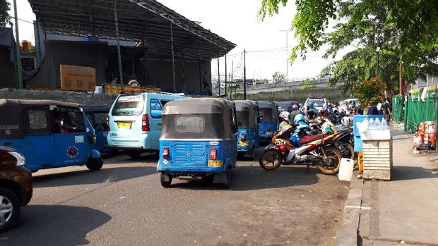 Ojek Online Masih Ngetem di Trotoar Stasiun Tanah Abang