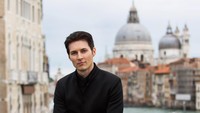 Bos ganteng Telegram, Pavel Durov rupanya punya hobi traveling. Dia kerap memamerkan foto-foto destinasi wisata impian di Instagramnya. Seperti saat dia berfoto di Venesia, Italia  (Instagram/Pavel Durov)