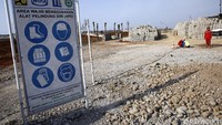 Proyek pengerjaan tanggul pelindung di Cilincing ini dikerjakan dengan nilai kontrak multiyears kurang lebih Rp 400 miliar.