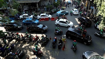 Foto: Ojek Bandel Bikin Macet Jalan Stasiun Sudirman