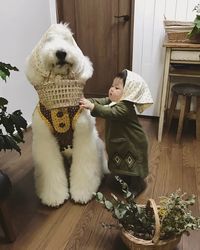 Gemes Banget! Bayi dan Anjing Ini Sering Pakai Baju Kembar 