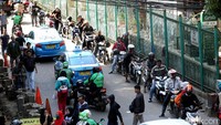 Jejeran ojek yang menunggu penumpang di depan Stasiun Sudirman.