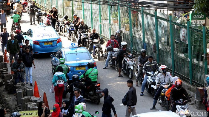 Ojek online dan pangkalan yang menunggu penumpang di depan Stasiun Sudirman membuat lalu lintas tersendat. Begini penampakannya.