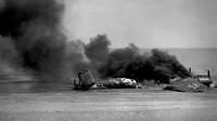 Pesawat Dornier Nazi terbakar di pantai Inggris setelah ditembak jatuh oleh senjata jenis lewis. (Fox Photos/Getty Images).
