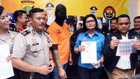 Ia ditahan beserta barang bukti 30 butir dumolid. Pool/Noel/detikFoto.