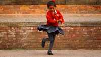 Di Nepal, pelajar menggunakan baju kemeja dengan luaran sweater. Anak perempuan biasanya mengunakan rok selutut dengan stocking selaras dengan warna rok (Reuters)