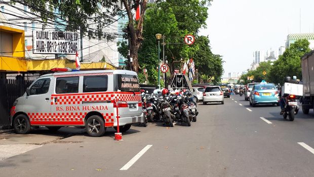 Banyak Parkir Liar, Trotoar di Jalan Kramat Raya Tidak Berfungsi