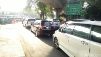 Begitu pun dengan kendaraan yang keluar dari Tol Pancoran yang biasanya bisa langsung berbelok ke kanan ke arah Kalibata atau Pasar Minggu. Mereka diarahkan ke Tebet atau Jalan Dr Soepomo dan memutar di dekat putaran balik dekat kantor pemadam kebakaran. (Foto: Edward Febriyatri Kusuma/detikcom)