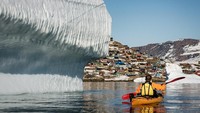 Untuk menuju Greenland, kita naik pesawat Air Greenland dari Copenhagen di Denmark ke Kota Narsarsuaq dan ke Kangerlussuaq. Sedangkan dari Islandia, bisa naik Air Iceland dari Reykjavik ke Ilulissat dan Nuuk (Visit Greenland)