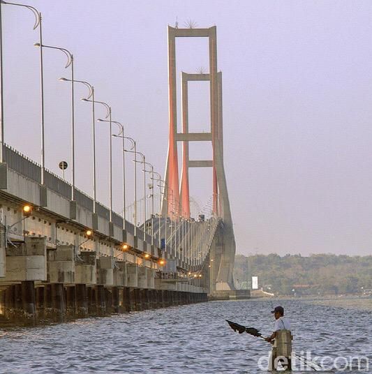 Pemandangan dari atas Jembatan Suramadu memang cukup menarik. Di siang hari, saat melintas melalui jembatan ini Anda bisa memandang Selat Madura dari atas jembatan.