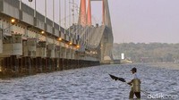 Lautan yang mengelilingi di kanan dan kiri bisa membuat Anda merasakan sensasi serasa terbang di atas laut. Dan jika memandang ke arah Surabaya, Anda bisa melihat patung Jalesveva Jayamahe dan kawasan Pantai Kenjeran. Sesekali, Anda juga bisa menyaksikan kapal yang sedang berlayar. Instagram/Kementerian PUPR.