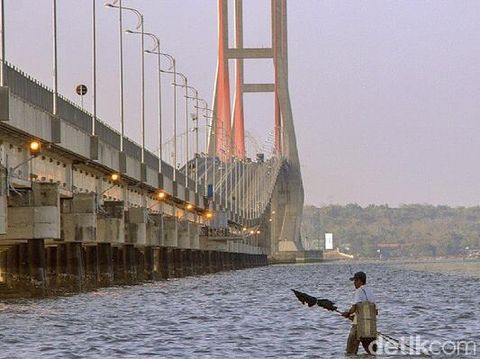 Pemandangan dari atas Jembatan Suramadu memang cukup menarik. Di siang hari, saat melintas melalui jembatan ini Anda bisa memandang Selat Madura dari atas jembatan.