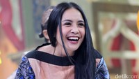Nagita Slavina tertangkap berwajah amat ceria juga menjadi foto yang banyak disorot. Foto: Hanif Hawari/detikHOT