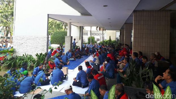 Selawat dan Doa Pekerja JICT yang Mogok di Depan Kantor