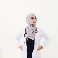 Dokter Camila Kamal memiliki wajah cantik dan memesona. Lihat penampilannya yang satu ini walau berpakaian simpel tapi tetap chic. (Instagram/@lulabarayies)