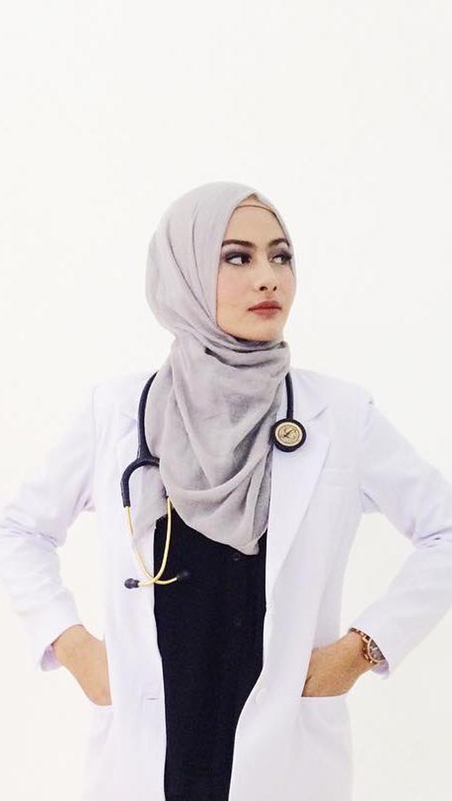 Dokter Camila Kamal memiliki wajah cantik dan memesona. Lihat penampilannya yang satu ini walau berpakaian simpel tapi tetap chic. (Instagram/@lulabarayies)